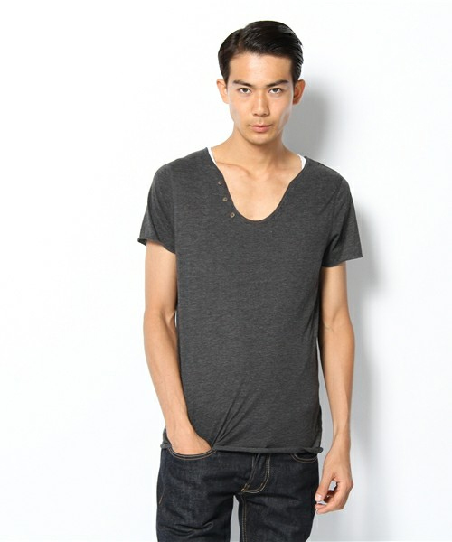 TOPMAN（トップマン）の「CHARCOAL OPEN RAW NOTCH T-SHIRT（Tシャツ/カットソー・メンズ・ブラック・L/M/S/X-SMALL/X-LARGE）」の7枚目の写真