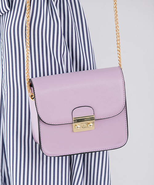 fifth（フィフス）の「フラップチェーンミドルショルダーバッグ（ショルダーバッグ・レディース・ブラック/パープル/レッド/ピンク/グレー/グリーン・FREE）」の2枚目の写真