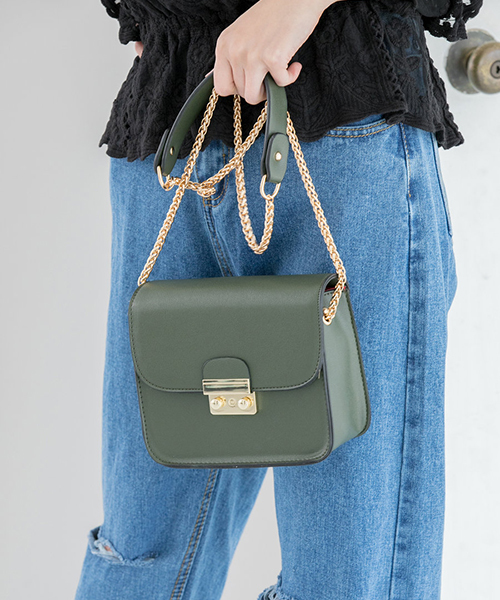 fifth（フィフス）の「フラップチェーンミドルショルダーバッグ（ショルダーバッグ・レディース・ブラック/パープル/レッド/ピンク/グレー/グリーン・FREE）」の4枚目の写真