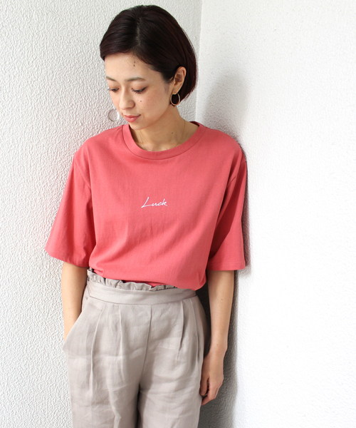 ottilie(オティーリエ)の「ちびLUCKプリントTシャツ(Tシャツ/カットソー・レディース・オフホワイト/ブラック/チャコールグレー/ピンク・FREE)」の1枚目の写真