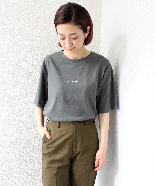 ottilie(オティーリエ)の「ちびLUCKプリントTシャツ(Tシャツ/カットソー・レディース・オフホワイト/ブラック/チャコールグレー/ピンク・FREE)」の4枚目の写真