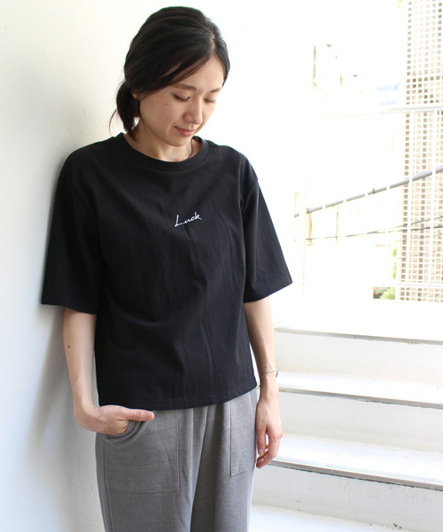 ottilie(オティーリエ)の「ちびLUCKプリントTシャツ(Tシャツ/カットソー・レディース・オフホワイト/ブラック/チャコールグレー/ピンク・FREE)」の3枚目の写真