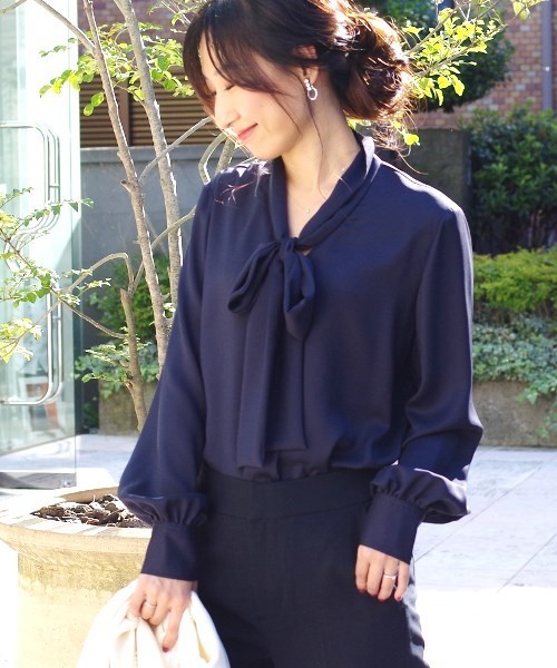 NARACAMICIE（ナラカミーチェ）の「ナチュラルストレッチボウタイブラウス（シャツ/ブラウス・レディース・ホワイト/ネイビー/カーキ・SMALL/MEDIUM/LARGE）」の3枚目の写真