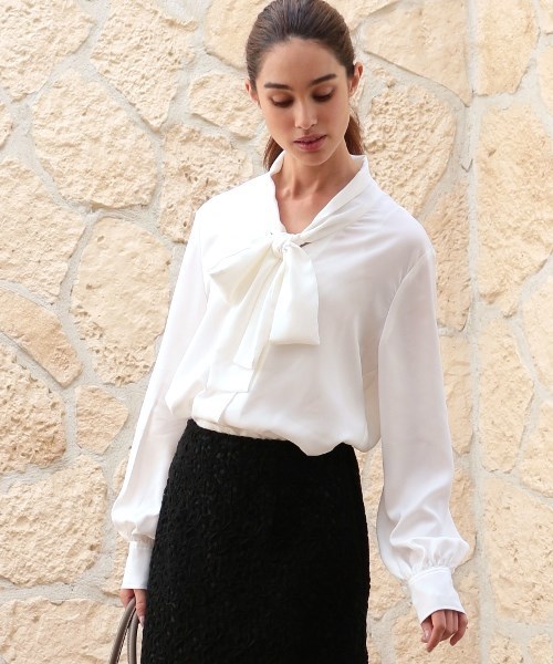 NARACAMICIE（ナラカミーチェ）の「ナチュラルストレッチボウタイブラウス（シャツ/ブラウス・レディース・ホワイト/ネイビー/カーキ・SMALL/MEDIUM/LARGE）」の2枚目の写真