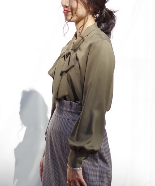 NARACAMICIE（ナラカミーチェ）の「ナチュラルストレッチボウタイブラウス（シャツ/ブラウス・レディース・ホワイト/ネイビー/カーキ・SMALL/MEDIUM/LARGE）」の15枚目の写真