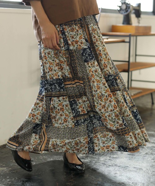 CRAFT STANDARD BOUTIQUE（クラフトスタンダードブティック）の「イロイロプリントギャザーマキシスカート●（スカート・レディース・ブラック/ネイビー/オフホワイト/オレンジ/ブルー・FREE）」の5枚目の写真