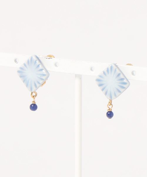 tone(トーン)の「【IRODORI】彫モヨウのソーダライトearring(イヤリング・レディース・ブルー・FREE)」の1枚目の写真