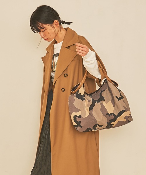 COOCO(クーコ)の「ポーチ付きカモフラージュ柄軽量ポリエステル トートバッグ/A4対応・折り畳み可能(トートバッグ・レディース・グレー/カーキ・9)」の3枚目の写真