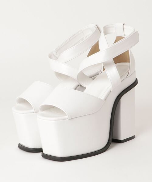 chumchum（チャムチャム）の「スクエアバルキークロスサンダル（サンダル・レディース・ホワイト/ブラック/ダークブラウン・LL/M/L/S）」の2枚目の写真