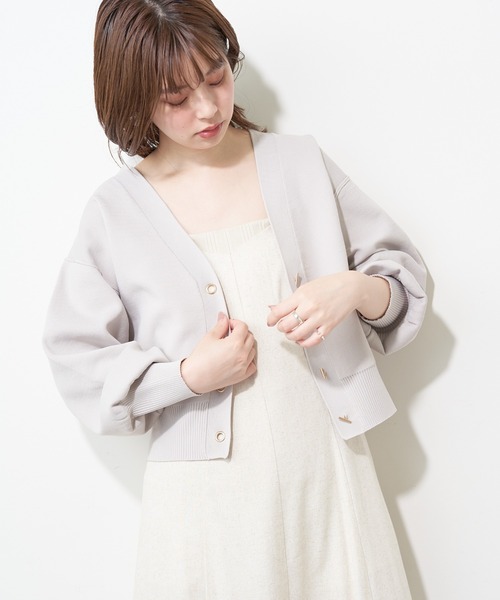 natural couture（ナチュラルクチュール）の「【WEB限定】プチプラハトメバー釦おしゃれカーディガン（カーディガン/ボレロ・レディース・オフホワイト/サックスブルー/ネイビー/グレイッシュベージュ/ブラック/ブラウン・FREE）」の4枚目の写真