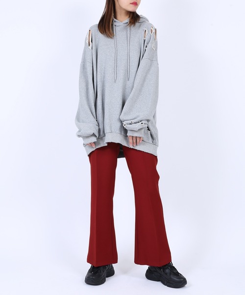 PUNYUS（プニュズ）の「センタープレスフレアパンツ（スラックス・レディース・レッド/グリーン/ブラック/ブラウン・3/1/2/4）」の4枚目の写真