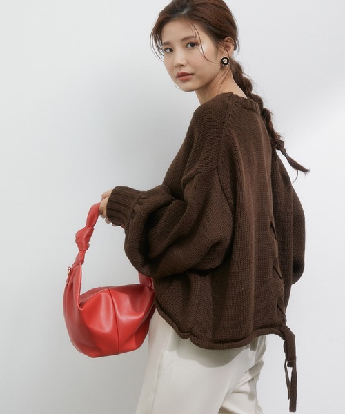 vis-`a-vis（ビサビ）の「【WEB限定】ゆったりバックレースアップショート丈ニットプルオーバー（ニット/セーター・レディース・ダークブラウン/ターコイズブルー/キナリ・FREE）」の4枚目の写真