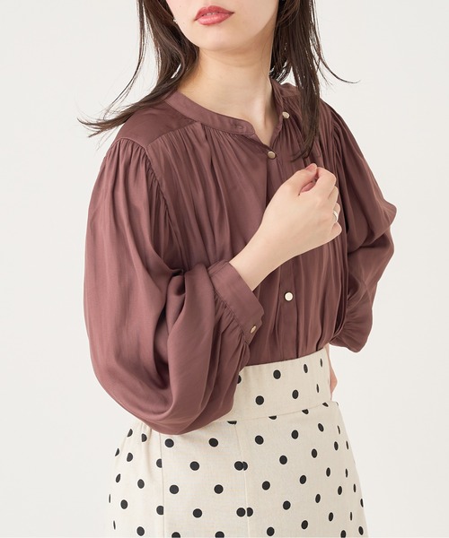 natural couture（ナチュラルクチュール）の「【WEB限定カラー有り】マット釦とろみサテンブラウス（シャツ/ブラウス・レディース・ブラウン/その他2/その他1/アイボリー/スミクロ/グリーン/ピンクベージュ・FREE）」の4枚目の写真