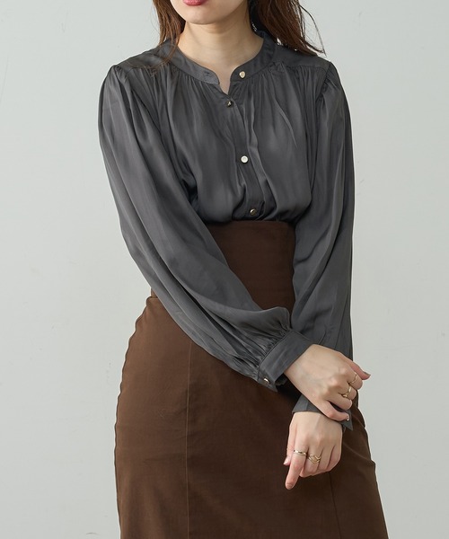 natural couture（ナチュラルクチュール）の「【WEB限定カラー有り】マット釦とろみサテンブラウス（シャツ/ブラウス・レディース・ブラウン/その他2/その他1/アイボリー/スミクロ/グリーン/ピンクベージュ・FREE）」の3枚目の写真