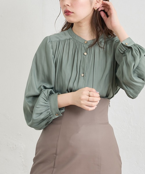 natural couture（ナチュラルクチュール）の「【WEB限定カラー有り】マット釦とろみサテンブラウス（シャツ/ブラウス・レディース・ブラウン/その他2/その他1/アイボリー/スミクロ/グリーン/ピンクベージュ・FREE）」の5枚目の写真