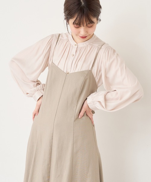 natural couture（ナチュラルクチュール）の「【WEB限定カラー有り】マット釦とろみサテンブラウス（シャツ/ブラウス・レディース・ブラウン/その他2/その他1/アイボリー/スミクロ/グリーン/ピンクベージュ・FREE）」の2枚目の写真