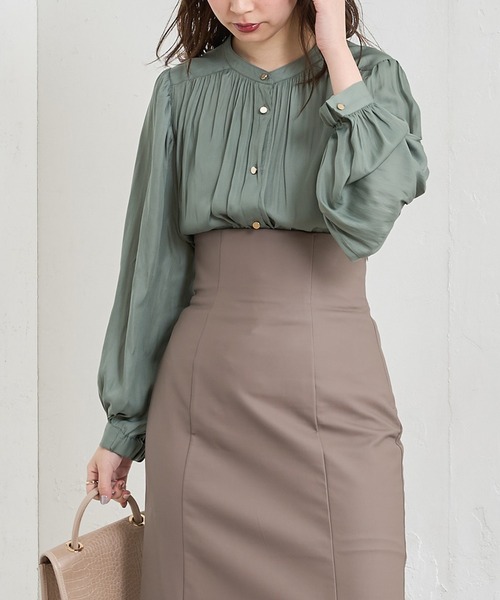 natural couture（ナチュラルクチュール）の「【WEB限定カラー有り】マット釦とろみサテンブラウス（シャツ/ブラウス・レディース・ブラウン/その他2/その他1/アイボリー/スミクロ/グリーン/ピンクベージュ・FREE）」の17枚目の写真