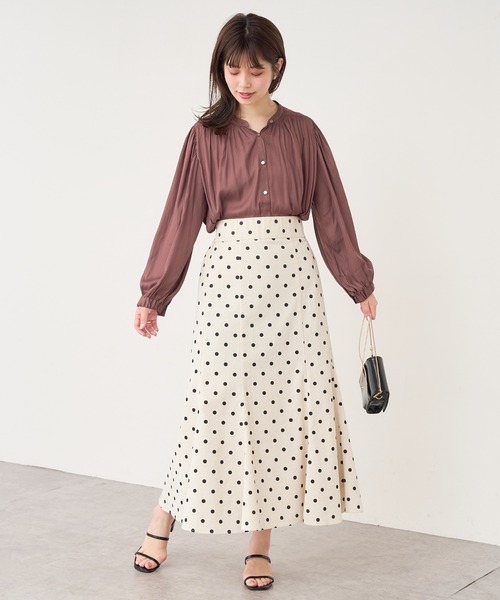 natural couture（ナチュラルクチュール）の「【WEB限定カラー有り】マット釦とろみサテンブラウス（シャツ/ブラウス・レディース・ブラウン/その他2/その他1/アイボリー/スミクロ/グリーン/ピンクベージュ・FREE）」の16枚目の写真