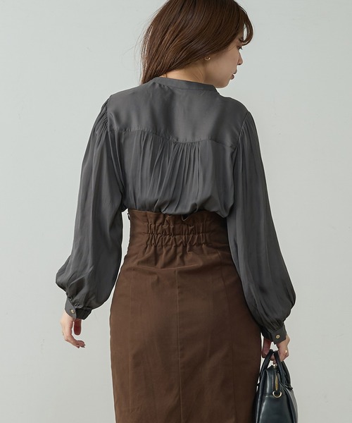 natural couture（ナチュラルクチュール）の「【WEB限定カラー有り】マット釦とろみサテンブラウス（シャツ/ブラウス・レディース・ブラウン/その他2/その他1/アイボリー/スミクロ/グリーン/ピンクベージュ・FREE）」の12枚目の写真