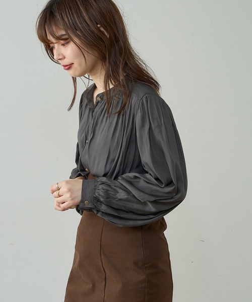 natural couture（ナチュラルクチュール）の「【WEB限定カラー有り】マット釦とろみサテンブラウス（シャツ/ブラウス・レディース・ブラウン/その他2/その他1/アイボリー/スミクロ/グリーン/ピンクベージュ・FREE）」の13枚目の写真