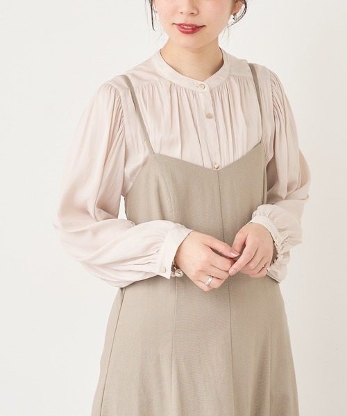 natural couture（ナチュラルクチュール）の「【WEB限定カラー有り】マット釦とろみサテンブラウス（シャツ/ブラウス・レディース・ブラウン/その他2/その他1/アイボリー/スミクロ/グリーン/ピンクベージュ・FREE）」の8枚目の写真