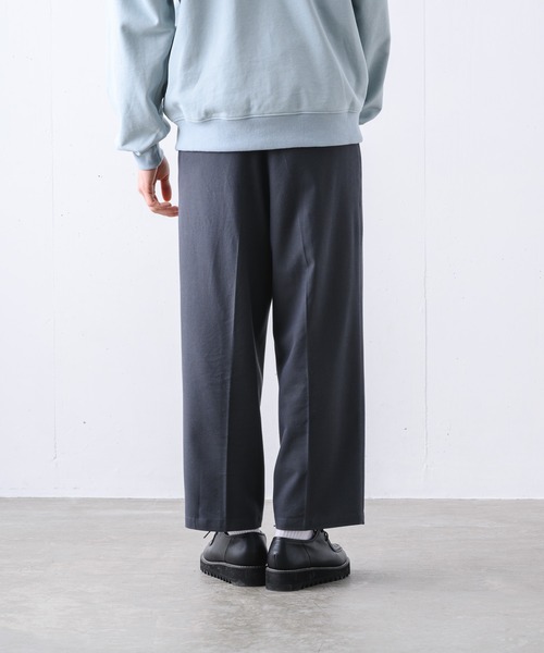 YUEATE（ユエイト）の「"belded wide slacks" ベルデッドワイドスラックス（スラックス・メンズ・グレイッシュベージュ/チャコールグレー・LARGE/MEDIUM）」の6枚目の写真