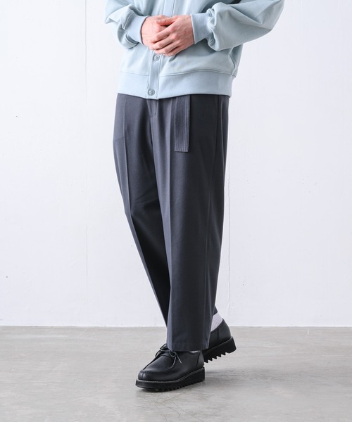 YUEATE（ユエイト）の「"belded wide slacks" ベルデッドワイドスラックス（スラックス・メンズ・グレイッシュベージュ/チャコールグレー・LARGE/MEDIUM）」の4枚目の写真