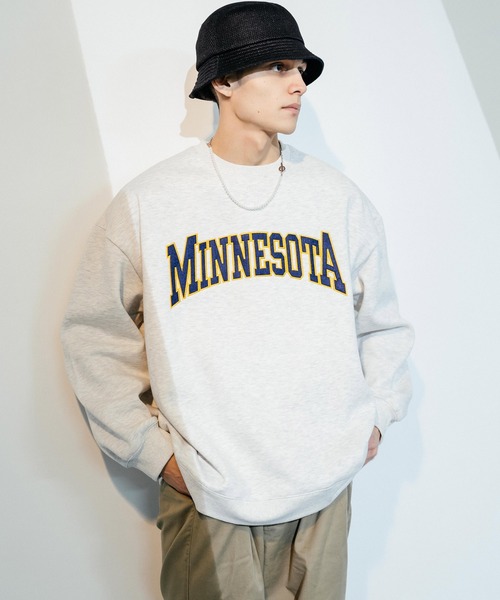 Ressaca(レサーカ)の「ビッグシルエット ミネソタ カレッジロゴ 刺繍裏起毛スウェットトレーナー(スウェット・メンズ・グレー/オートミール/グリーン/ブラック・M/L)」の3枚目の写真