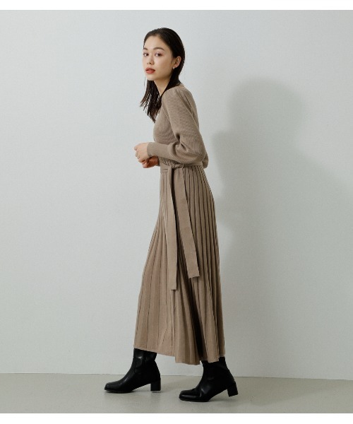 AZUL by moussy（アズールバイマウジー）の「PLEATS KNIT ONEPIECE/プリーツニットワンピース（ワンピース・レディース・ブラック/ベージュ/ライトグリーン・MEDIUM/SMALL）」の14枚目の写真