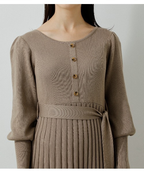 AZUL by moussy（アズールバイマウジー）の「PLEATS KNIT ONEPIECE/プリーツニットワンピース（ワンピース・レディース・ブラック/ベージュ/ライトグリーン・MEDIUM/SMALL）」の19枚目の写真