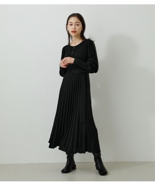 AZUL by moussy（アズールバイマウジー）の「PLEATS KNIT ONEPIECE/プリーツニットワンピース（ワンピース・レディース・ブラック/ベージュ/ライトグリーン・MEDIUM/SMALL）」の4枚目の写真