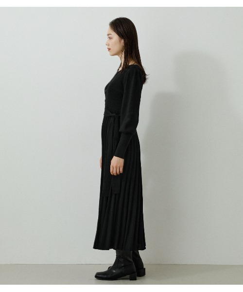 AZUL by moussy（アズールバイマウジー）の「PLEATS KNIT ONEPIECE/プリーツニットワンピース（ワンピース・レディース・ブラック/ベージュ/ライトグリーン・MEDIUM/SMALL）」の8枚目の写真