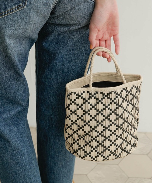 URBAN RESEARCH DOORS(アーバンリサーチドアーズ)の「レザーメッシュミニバッグ(ハンドバッグ・レディース・ホワイト/ブラック系その他/キャメル・ONE)」の3枚目の写真