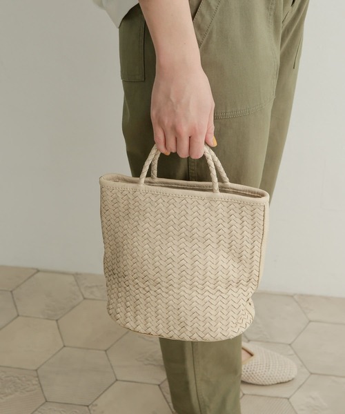 URBAN RESEARCH DOORS(アーバンリサーチドアーズ)の「レザーメッシュミニバッグ(ハンドバッグ・レディース・ホワイト/ブラック系その他/キャメル・ONE)」の2枚目の写真