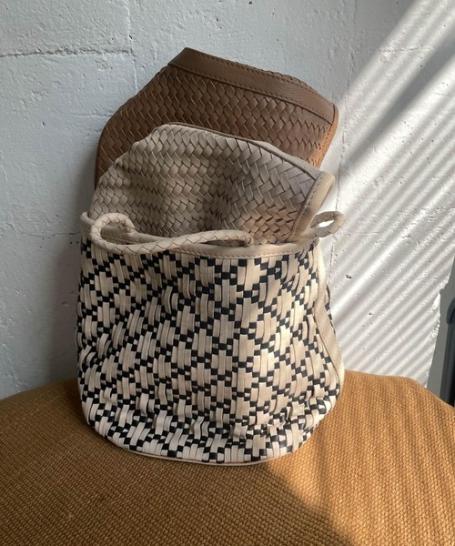 URBAN RESEARCH DOORS(アーバンリサーチドアーズ)の「レザーメッシュミニバッグ(ハンドバッグ・レディース・ホワイト/ブラック系その他/キャメル・ONE)」の12枚目の写真