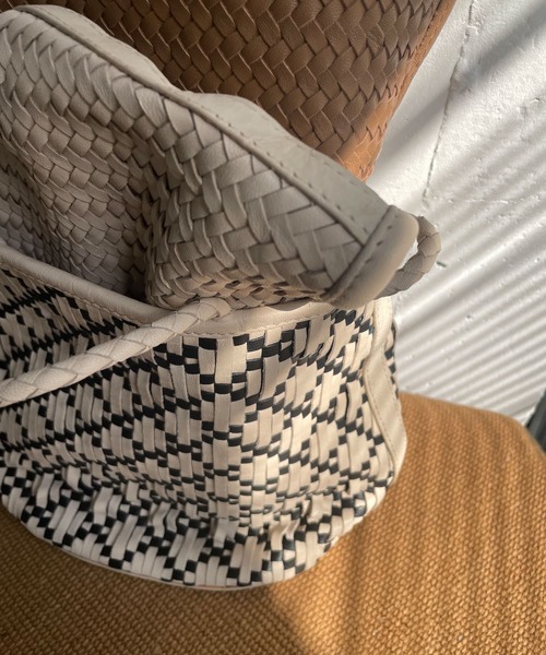 URBAN RESEARCH DOORS(アーバンリサーチドアーズ)の「レザーメッシュミニバッグ(ハンドバッグ・レディース・ホワイト/ブラック系その他/キャメル・ONE)」の13枚目の写真