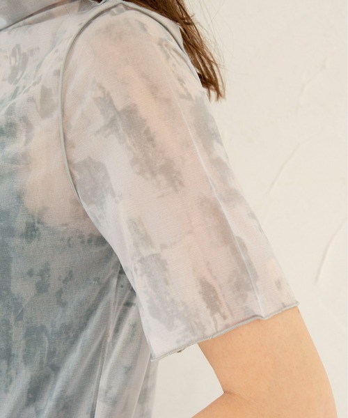 ANGIE（アンジー）の「【前後２WAY】ニュアンスプリントハイネック半袖シアートップス（Tシャツ/カットソー・レディース・ベージュ/グレー・FREE）」の16枚目の写真