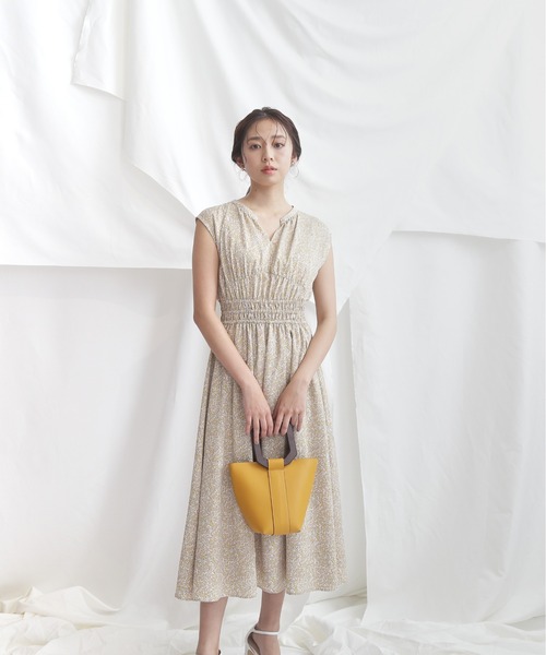 NATURAL BEAUTY BASIC(ナチュラルビューティーベーシック)の「Vネックシャーリングワンピース(ワンピース・レディース・ベージュ系その他/イエロー/ブルー系その他6・SMALL/MEDIUM)」の6枚目の写真