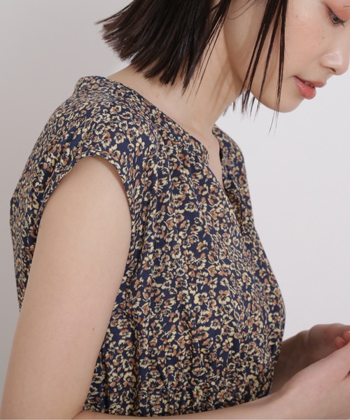 NATURAL BEAUTY BASIC(ナチュラルビューティーベーシック)の「Vネックシャーリングワンピース(ワンピース・レディース・ベージュ系その他/イエロー/ブルー系その他6・SMALL/MEDIUM)」の17枚目の写真