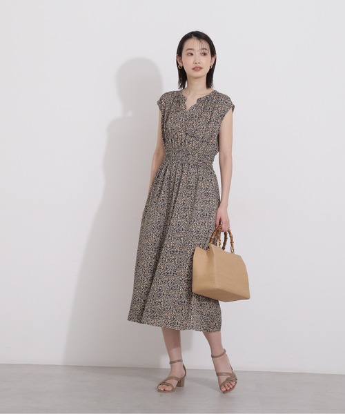 NATURAL BEAUTY BASIC(ナチュラルビューティーベーシック)の「Vネックシャーリングワンピース(ワンピース・レディース・ベージュ系その他/イエロー/ブルー系その他6・SMALL/MEDIUM)」の14枚目の写真