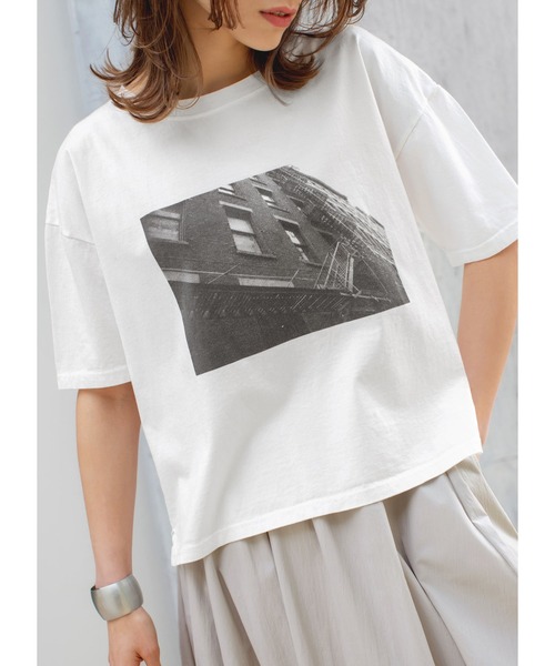 STYLE DELI（スタイルデリ）の「【Made in JAPAN】フォトプリントTシャツ（Tシャツ/カットソー・レディース・アイボリー/グレイッシュベージュ・FREE）」の4枚目の写真