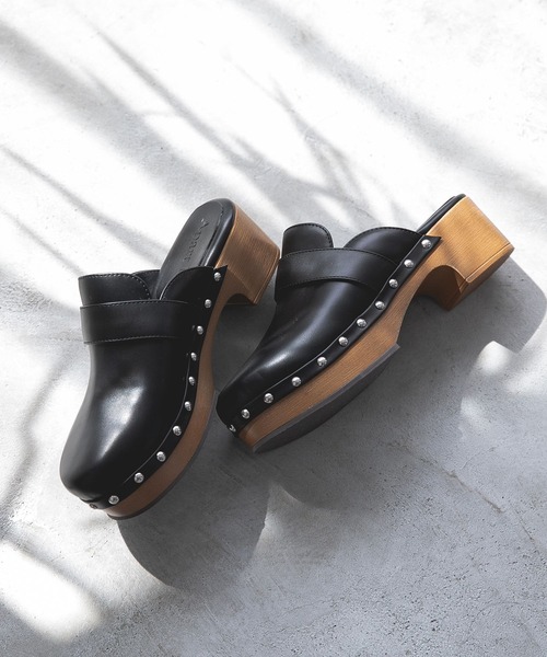 A part by（アパートバイ）の「スタッズサボ　285457（サンダル・レディース・ブラック/ライトベージュ・MEDIUM/LARGE）」の2枚目の写真