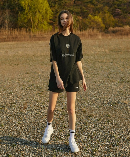 A'GEM9(エージェムナイン)の「A'GEM/9 × .kom『MARIAGEDEBIEN/マリアゲデビエン』タンポポグラフィック半袖Tシャツ カットソー(Tシャツ/カットソー・メンズ・ブラック/ホワイト・L/M)」の3枚目の写真