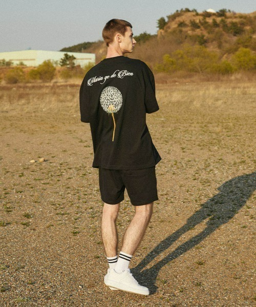 A'GEM9(エージェムナイン)の「A'GEM/9 × .kom『MARIAGEDEBIEN/マリアゲデビエン』タンポポグラフィック半袖Tシャツ カットソー(Tシャツ/カットソー・メンズ・ブラック/ホワイト・L/M)」の6枚目の写真