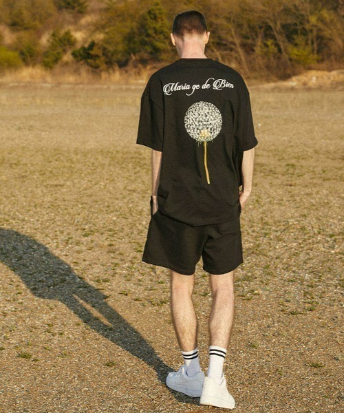 A'GEM9(エージェムナイン)の「A'GEM/9 × .kom『MARIAGEDEBIEN/マリアゲデビエン』タンポポグラフィック半袖Tシャツ カットソー(Tシャツ/カットソー・メンズ・ブラック/ホワイト・L/M)」の7枚目の写真