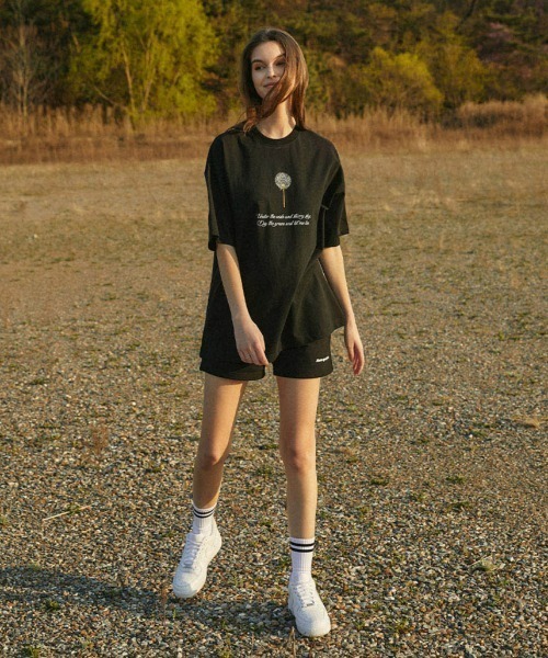 A'GEM9(エージェムナイン)の「A'GEM/9 × .kom『MARIAGEDEBIEN/マリアゲデビエン』タンポポグラフィック半袖Tシャツ カットソー(Tシャツ/カットソー・メンズ・ブラック/ホワイト・L/M)」の8枚目の写真
