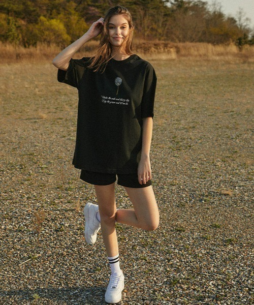 A'GEM9(エージェムナイン)の「A'GEM/9 × .kom『MARIAGEDEBIEN/マリアゲデビエン』タンポポグラフィック半袖Tシャツ カットソー(Tシャツ/カットソー・メンズ・ブラック/ホワイト・L/M)」の9枚目の写真