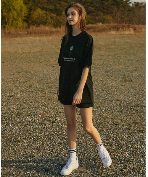 A'GEM9(エージェムナイン)の「A'GEM/9 × .kom『MARIAGEDEBIEN/マリアゲデビエン』タンポポグラフィック半袖Tシャツ カットソー(Tシャツ/カットソー・メンズ・ブラック/ホワイト・L/M)」の10枚目の写真