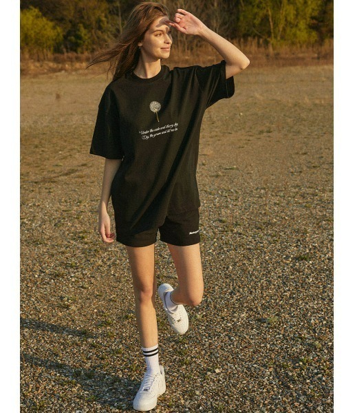 A'GEM9(エージェムナイン)の「A'GEM/9 × .kom『MARIAGEDEBIEN/マリアゲデビエン』タンポポグラフィック半袖Tシャツ カットソー(Tシャツ/カットソー・メンズ・ブラック/ホワイト・L/M)」の11枚目の写真