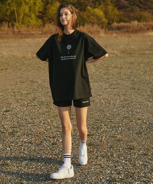 A'GEM9(エージェムナイン)の「A'GEM/9 × .kom『MARIAGEDEBIEN/マリアゲデビエン』タンポポグラフィック半袖Tシャツ カットソー(Tシャツ/カットソー・メンズ・ブラック/ホワイト・L/M)」の12枚目の写真